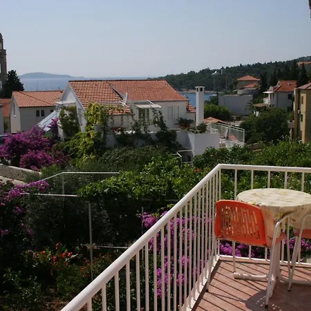 And By The Sea Hvar - 141 בית הארחה חוואר